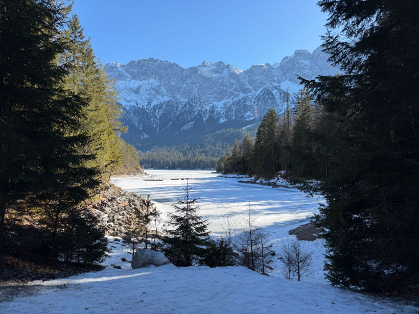 Zugefrorener See vor Bayerischen Alpen